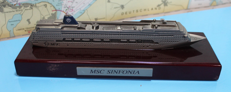 Kreuzfahrtschiff "MSC Sinfonia" Lirica-Klasse (1 St.) PA 2004 in 1:1400